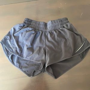 Lululemon Hotty Hot Short 2.5” Low- Rise Black Size 4